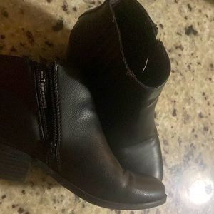 Gently worn Kim Rogers ultra comfort ankle boots. They are a black size 7.
